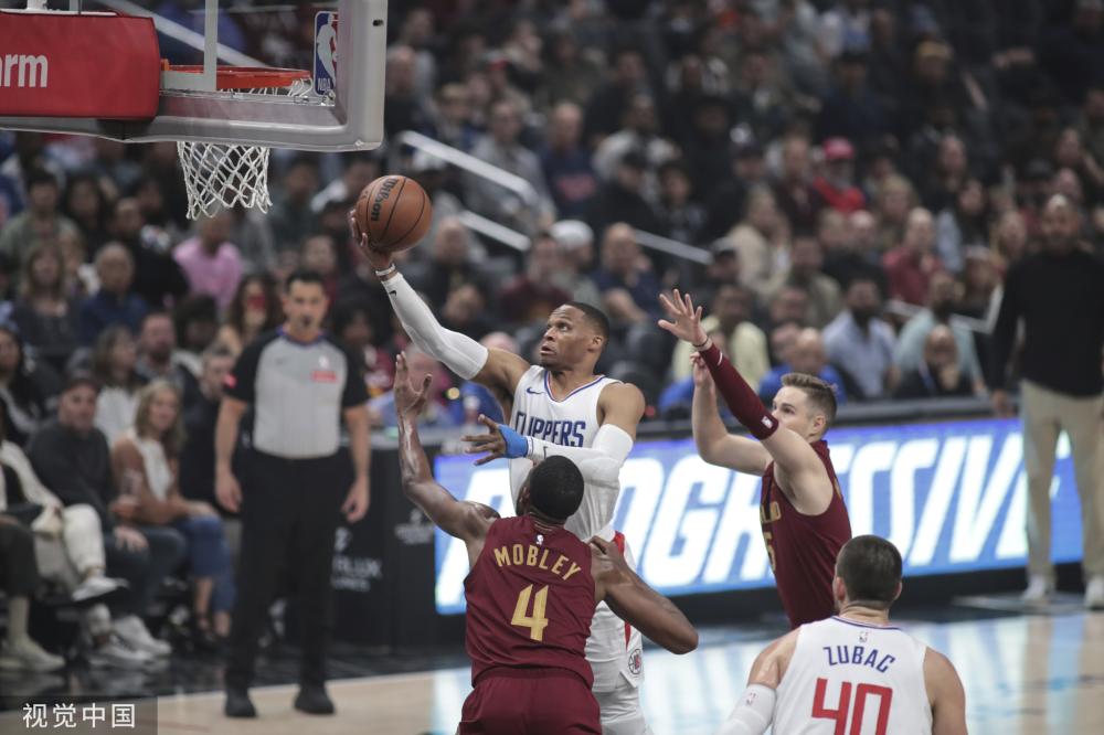 崭露头角的 崭露头角的